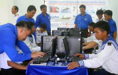 Tỉnh Đoàn Đắk Lắk hướng dẫn các chiến sĩ sử dụng máy tính 